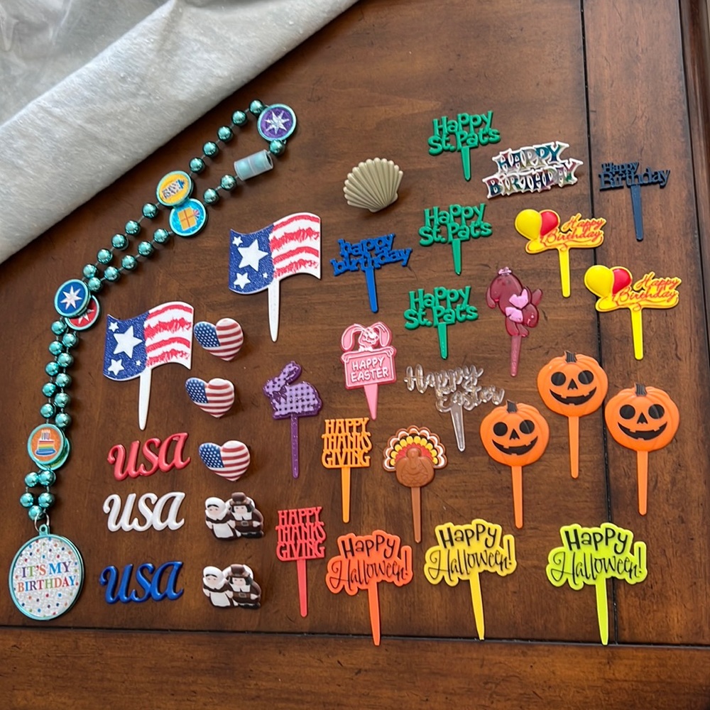 Lot/30 Holiday Cake/Cupcake Decorative Picks